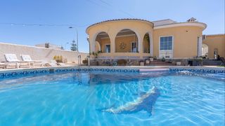 Casa in Zona Carrefour - Urbanizaciones. Villa independiente de 3 dormitorios completamente reformada con