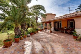 Casa  Calle huelma. Sustancial villa independiente tradicional de 5 dormitorios y 4