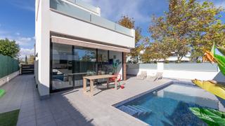 Maison  Calle barlovento. Descubre el encanto idílico de este cautivador chalet en el bull