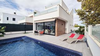 Casa  Calle barlovento. Descubre el encanto idílico de este cautivador chalet en el bull