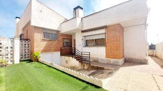 Maison  Calle juan de juanes. 5 real estate presenta esta casa adosada adosada de 4 dormitorio