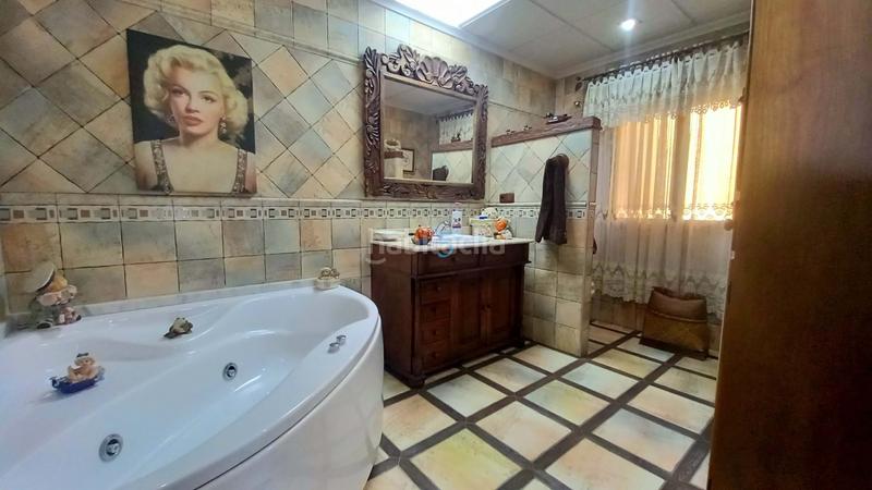 Foto ab59a608-aa81-4700-ac78-2bd86a4509b0. Casa adosada amplia casa adosada de 7 dormitorios y 4 baños, con un sótano reformado y un solárium, en el tranquilo entorno , con en Daya Nueva