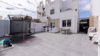 Maison jumelée  Calle aguila. Casa adosada de 3 dormitorios y 2 baños en torrevija, con jardín
