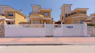 Maison à Algorfa. Fantástica villa independiente de 3 dormitorios y 2 baños, orien
