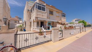 Casa adossada a Zona Carrefour - Urbanizaciones. Enclavada en el vibrante barrio de torrevieja, esta encantadora