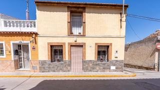 Casa adossada  Calle primero de mayo. Encantadora casa adosada de 2 dormitorios y 2 baños en benijófar