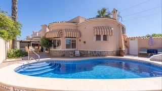Haus in Benijófar. Esta preciosa villa independiente de dos habitaciones se encuent
