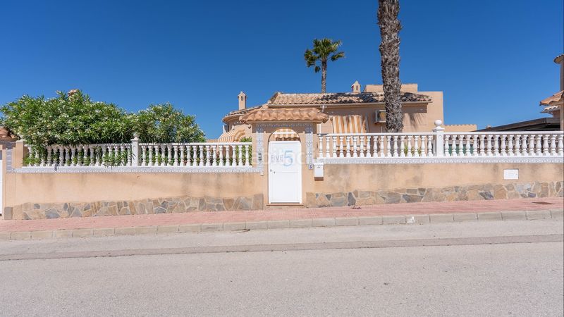 Foto e5580f6d-ce40-4d84-9015-98d55dd22427. Casa amb piscina a Benijófar