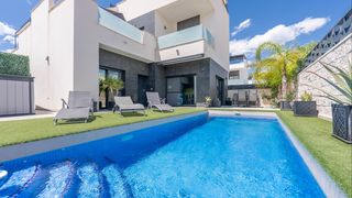Maison à Benijófar. Impresionante villa de tres dormitorios en esquina orientada al