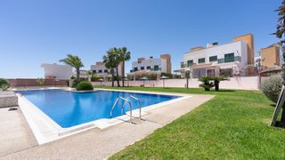 Haus in Rojales. Fantástica villa adosada de 3 dormitorios con solario privado y