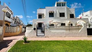 Reihenhaus  Calle luxemburgo. Ubicada en una zona tranquila y bien comunicada de torrevieja, e