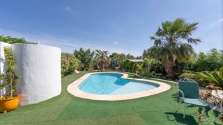 Maison à Daya Nueva. Fantástica villa independiente de 4 dormitorios y 3 baños en una