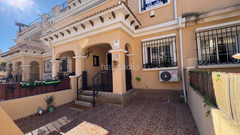 Foto 1bf46d77-4222-4dca-b469-c1a6a857aaef. Casa adosada encantadora casa adosada de 3 dormitorios y 2 baños en villamartín, con piscina comunitaria, solárium y camino de entrada. la prop en Orihuela