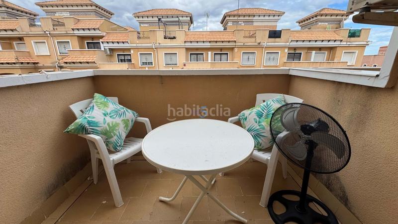 Foto 223f4d9c-91df-462b-964e-7fc847422f57. Casa adosada encantadora casa adosada de 3 dormitorios y 2 baños en villamartín, con piscina comunitaria, solárium y camino de entrada. la prop en Orihuela