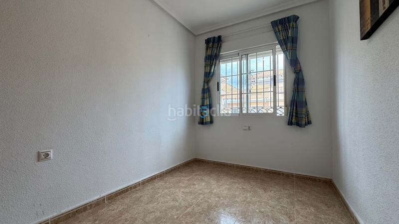 Foto 712d336a-7793-4fa7-9261-2180b579f4ce. Casa adosada encantadora casa adosada de 3 dormitorios y 2 baños en villamartín, con piscina comunitaria, solárium y camino de entrada. la prop en Orihuela