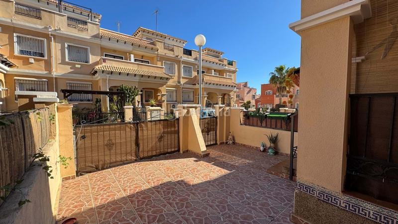 Foto 7f39108a-4ece-41e3-8bce-e6dc7e30523a. Casa adosada encantadora casa adosada de 3 dormitorios y 2 baños en villamartín, con piscina comunitaria, solárium y camino de entrada. la prop en Orihuela