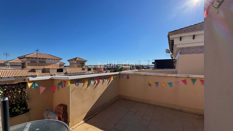 Foto 8045ea5c-a26e-450a-8432-5616c32b0bbb. Casa adosada encantadora casa adosada de 3 dormitorios y 2 baños en villamartín, con piscina comunitaria, solárium y camino de entrada. la prop en Orihuela