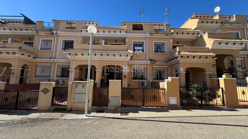 Foto 952656c1-7f82-46d7-abf7-6bf473d5a33f. Casa adosada encantadora casa adosada de 3 dormitorios y 2 baños en villamartín, con piscina comunitaria, solárium y camino de entrada. la prop en Orihuela