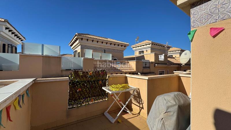 Foto a1e321c5-8452-4785-8d87-e5723c0c7f0e. Casa adosada encantadora casa adosada de 3 dormitorios y 2 baños en villamartín, con piscina comunitaria, solárium y camino de entrada. la prop en Orihuela