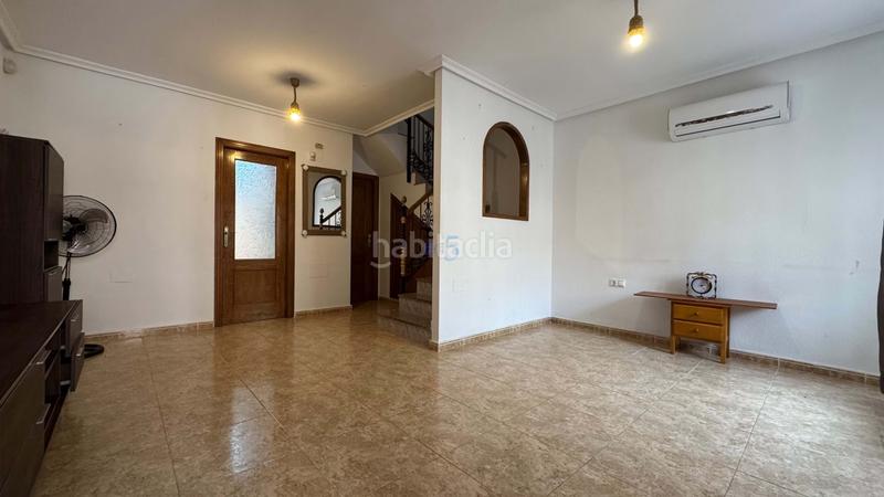 Foto b07a84ef-b9de-45d5-a93e-7f56c7bc0d3c. Casa adosada encantadora casa adosada de 3 dormitorios y 2 baños en villamartín, con piscina comunitaria, solárium y camino de entrada. la prop en Orihuela