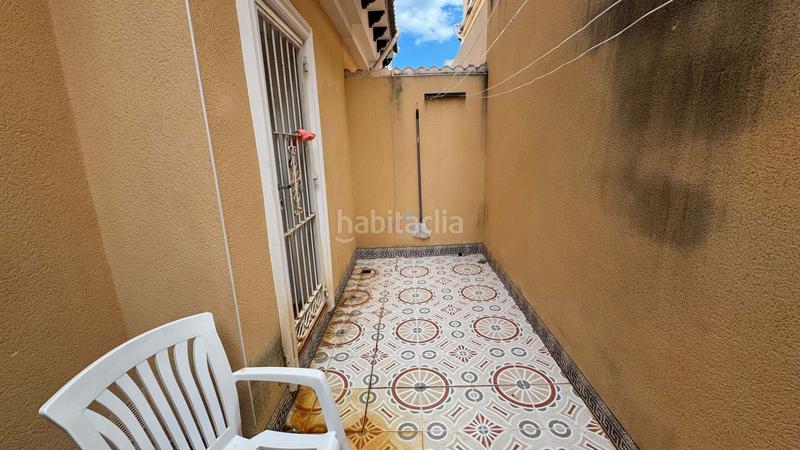 Foto c25bbdbf-7bf8-4799-a45b-b5fd90f017ce. Casa adosada encantadora casa adosada de 3 dormitorios y 2 baños en villamartín, con piscina comunitaria, solárium y camino de entrada. la prop en Orihuela
