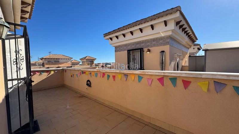 Foto cc8b4f38-d5a4-4973-ab5a-562ee4579306. Casa adosada encantadora casa adosada de 3 dormitorios y 2 baños en villamartín, con piscina comunitaria, solárium y camino de entrada. la prop en Orihuela