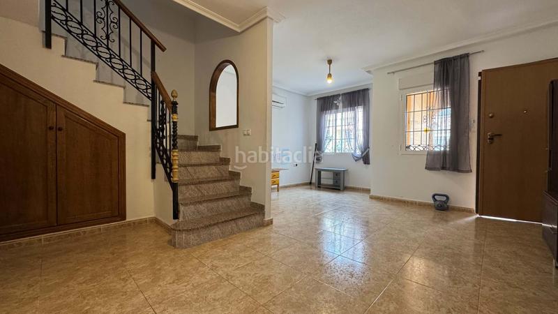 Foto f8084be2-8ce4-4a84-9b94-478feafebc00. Casa adosada encantadora casa adosada de 3 dormitorios y 2 baños en villamartín, con piscina comunitaria, solárium y camino de entrada. la prop en Orihuela
