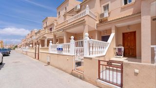 Casa adossada a Playa Flamenca. Una oportunidad fantástica para adquirir esta bien presentada ca