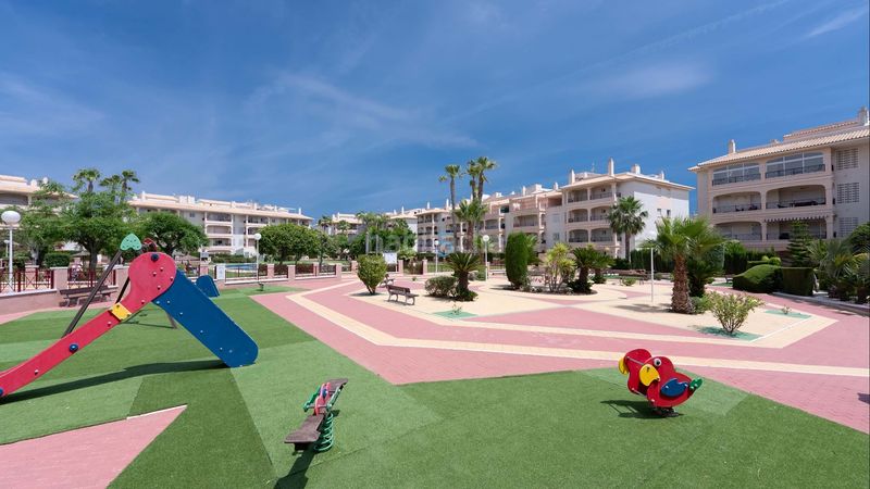 Foto bb009d41-2d49-4ec6-86cb-c3c781aff04e. Pis amb piscina a Playa Flamenca Orihuela