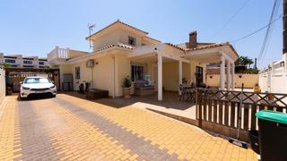 Maison  Calle los pinos b. Hermosa villa independiente de 4 dormitorios y 3 baños con una g