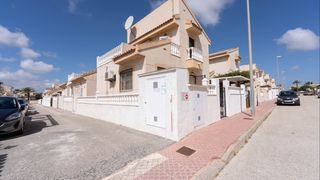 Casa a Rojales. Encantadora parcela en esquina orientada al sur, villa independi