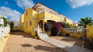Casa adossada  Calle azores .. Esta encantadora casa adosada de dos dormitorios y dos baños se