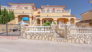 Casa adossada a Villamartín-Las Filipinas. Esta casa adosada de dos dormitorios, renovada y completamente a