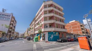 Appartement à Puerto Deportivo. Este espacioso apartamento de 98 m en la tercera planta está ide