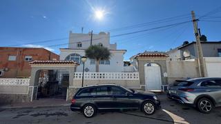 Casa  Calle el grove. Gran chalet independiente en una parcela de 400m2, con piscina p