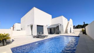 House in Daya Nueva. Este impresionante bungalow adosado de 2 dormitorios y 2 baños e