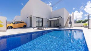 Haus in Daya Nueva. Este impresionante bungalow adosado de 2 dormitorios y 2 baños e