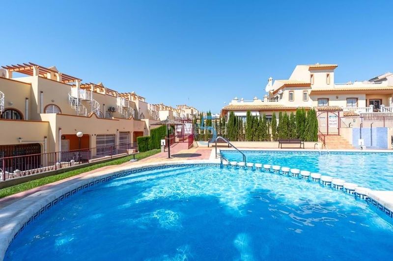 Foto d3468dd2-89f0-4190-a97a-9d156e970ae6. Reihenhaus mit pool in Villamartín-Las Filipinas Orihuela