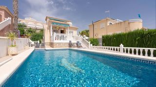 Casa a El Pinar de Campoverde. Villa independiente de 3 dormitorios y 2 baños en pinar de campo