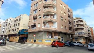 Appartement  Calle san pascual. Fantástico ático de dos dormitorios y un baño en torrevieja, con