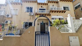 Semi detached house in Villamartín-Las Filipinas. Casa adosada de tres plantas bien mantenida, con dos dormitorios