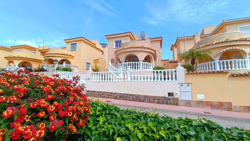 Foto e81da3d3-e6d9-4576-9802-8733010ed98e. Casa amb calefacció piscina a Rojales