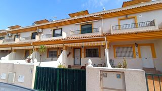 Maison jumelée à Daya Nueva. Magnífica casa adosada de 3 dormitorios orientada al sur con sol