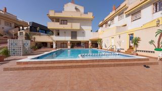 Reihenhaus in La Zenia. Esta casa adosada completamente amueblada de tres dormitorios y