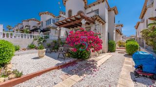 Casa a San Miguel de Salinas. Esta preciosa villa independiente de tres dormitorios se encuent