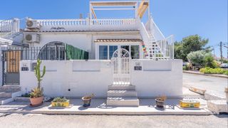 Casa a schiera in Zona Carrefour - Urbanizaciones. Este hermoso bungalow de dos dormitorios y dos baños en el extre