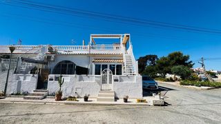 Maison jumelée à Zona Carrefour - Urbanizaciones. Este hermoso bungalow de dos dormitorios y dos baños en el extre
