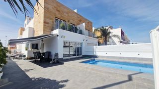 Haus in Los Peñascos-El Salero-Los Imbernones. Disfruta de una vida cómoda en este espacioso chalet de tres dor