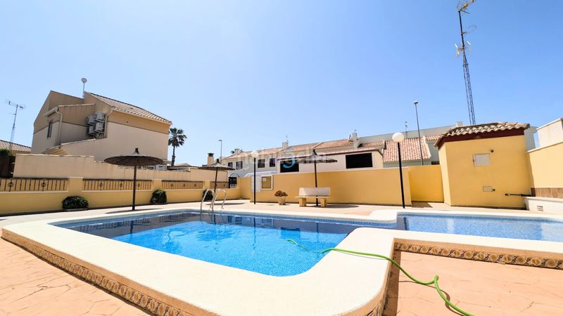 Foto 6855af25-a955-423b-9204-c16bd7302efd. Pis amb piscina a Rojales