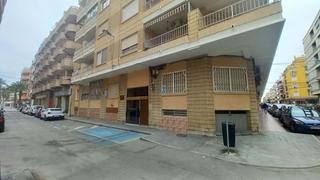 Pis  Calle navegantes. Amplio apartamento de tres dormitorios y dos baños, a 50 metros